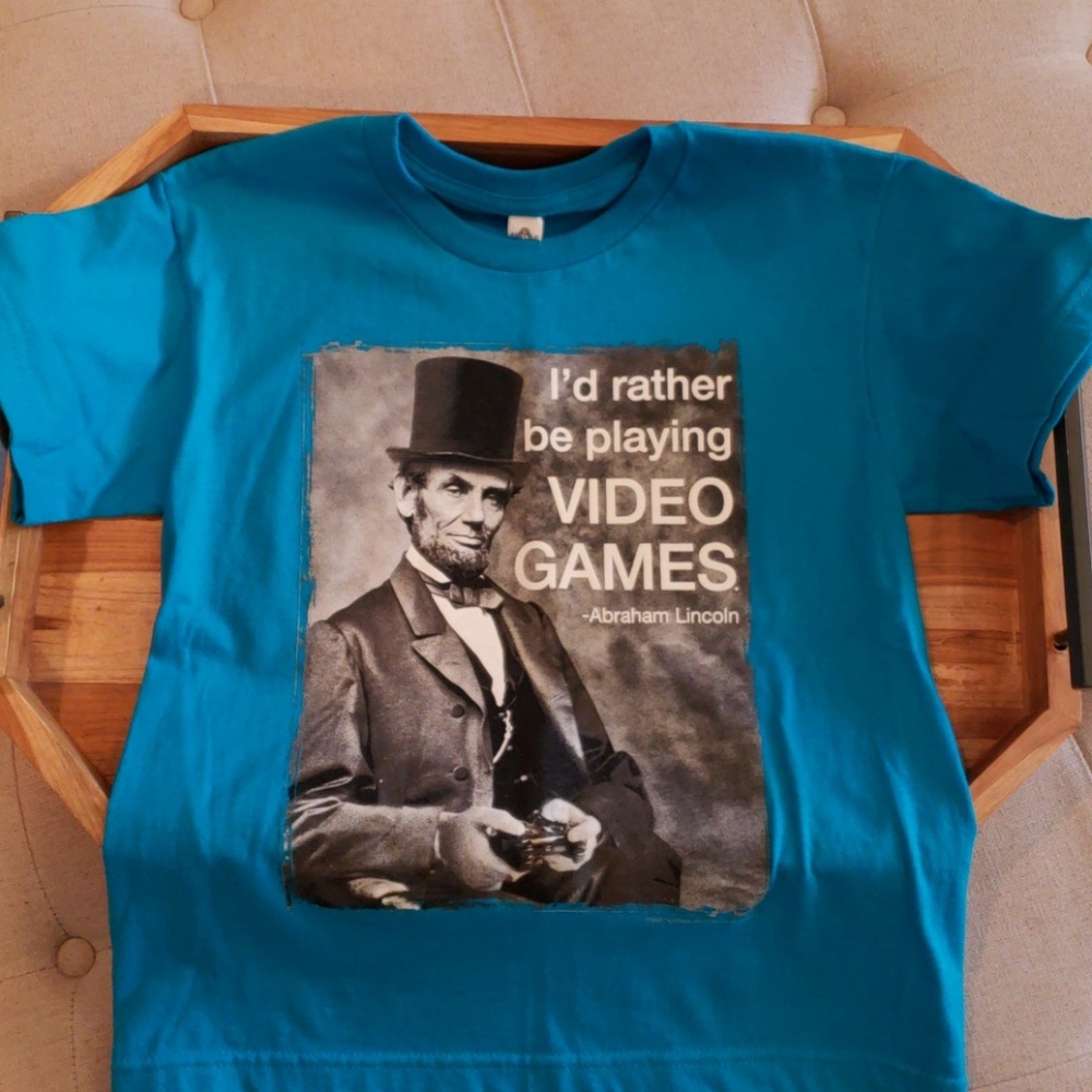 T-shirt nwot youth large.